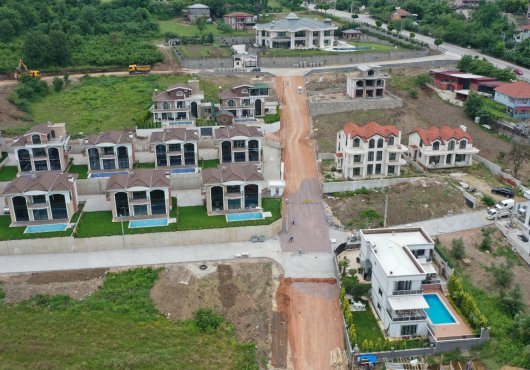 BAŞİSKELE'YE YEPYENİ PARKE YOLLAR