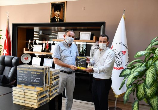 DİN GÖREVLİLERİNDEN ANLAMLI HEDİYE