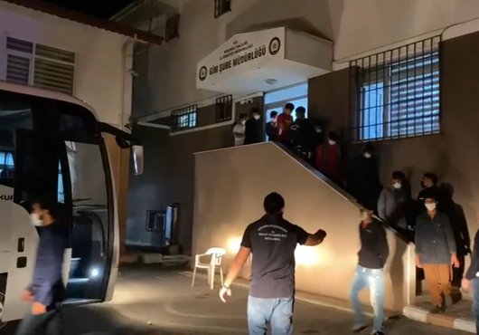 BİR EV  İÇİNDEN 17  KAÇAK GÖÇMEN ÇIKTI