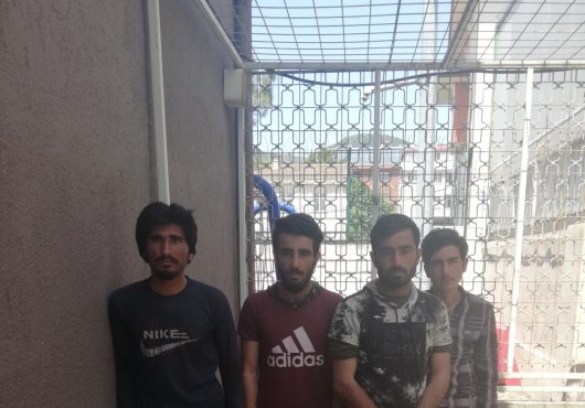 AFGAN GÖÇMENLER TİCARİ TAKSİDE YAKALANDI