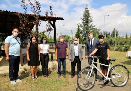 BAŞKAN SEZER, LGS BİRİNCİSİNİ ZİYARET ETTİ