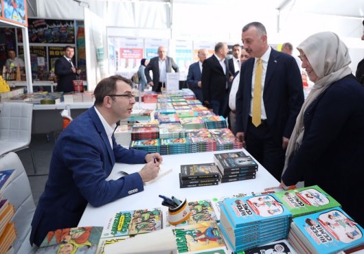    Duayen gazetecilerden Kitap Fuarına tam not