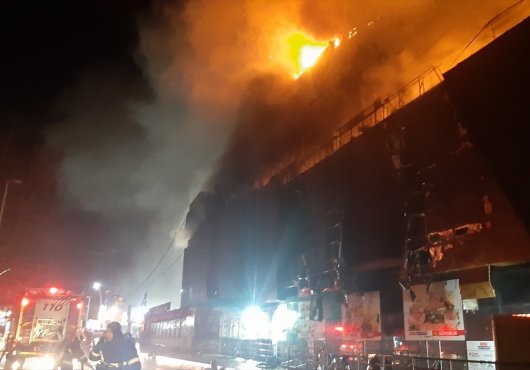 AVM kül oldu; yangın 4 saat sonra kontrol altına alınabildi..