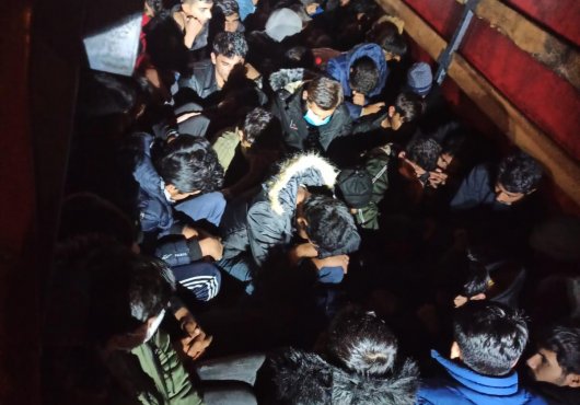 61 KAÇAK GÖÇMEN KAMYONET KASASINDA YAKALANDI
