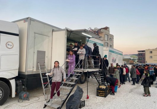 Büyükşehir’den deprem bölgesinde;  Yüzbinlerce kişiye sıcak yemek ikramı