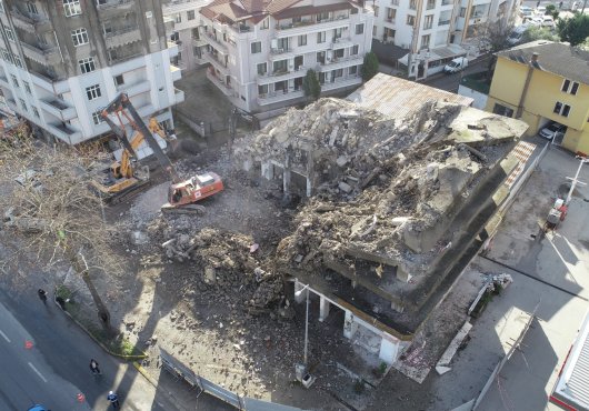 GÖLCÜK'TE DEPREMİN İZLERİ SİLİNMEYE DEVAM EDİYOR