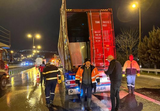 TEM’de tır dorsesinde patlama: 1 itfaiye eri yaralandı
