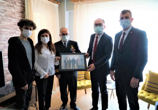 GÖLCÜK 'TE ŞEHİT   AİLELERİ VE GAZETELERE ZİYARET