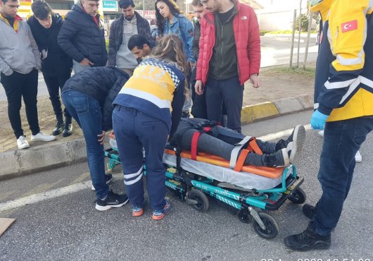 Yaralı sürücüye ilk müdahale Büyükşehir Zabıtasından