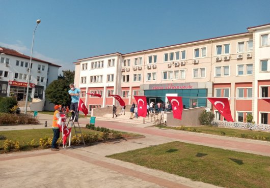 KÖRFEZ'DE  SOKAKLAR AY YILDIZLA SÜSLENDİ