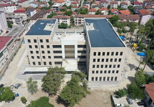 KANDIRA BELEDİYESİ HİZMET BİNASINDA PEYZAJ ÇALIŞMASI