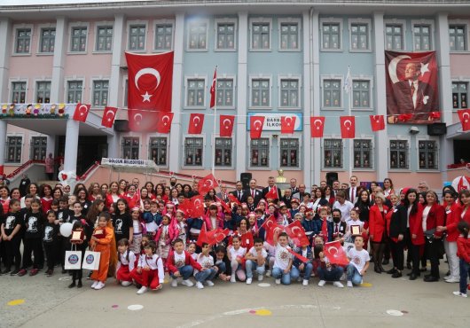 23 NİSAN COŞKUSU GÖLCÜKLÜ ÖĞRENCİLERİN GÖSTERİLERİYLE RENKLENDİ