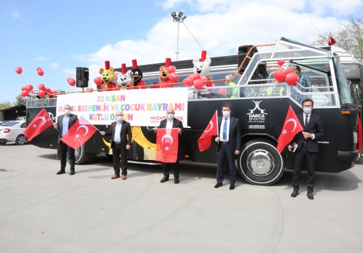Moral Otobüsü Darıcalı çocukları eğlendirdi
