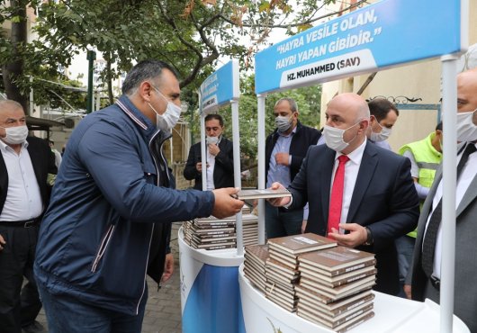 DARICA BELEDİYESİ HZ.MUHAMMED'İN  HAYATINI ANLATAN  KİTAPLARI DAĞITTI