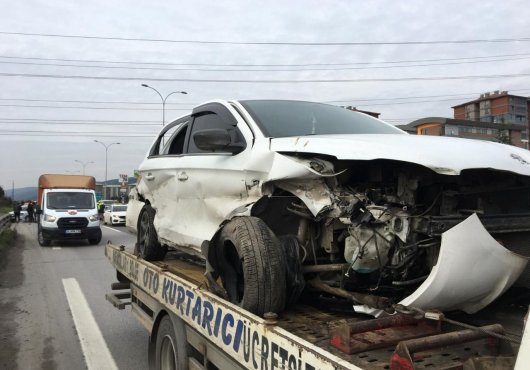 TEM'de iki otomobil çarpıştı: 1'i çocuk 3 yaralı