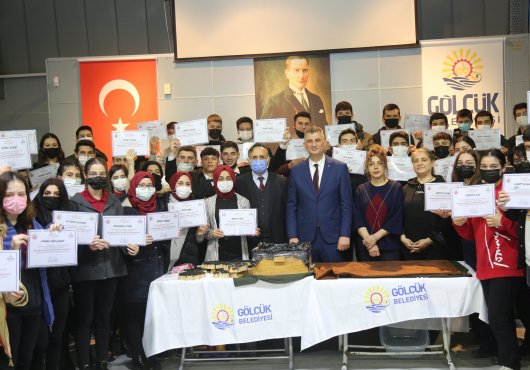 GÖLCÜKLÜ GENÇLER GELENEKSEL SANATLARI ÖĞRENİYOR