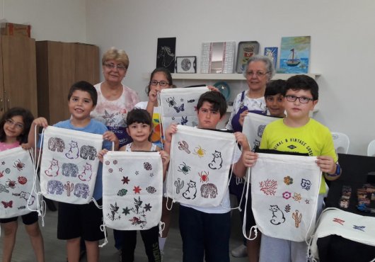 Minikler tokat baskı atölyesinde hem öğreniyor, hem eğleniyor