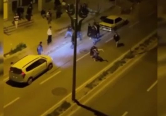 Cadde ortasında iki grup arasında tekmeli, yumruklu kavga