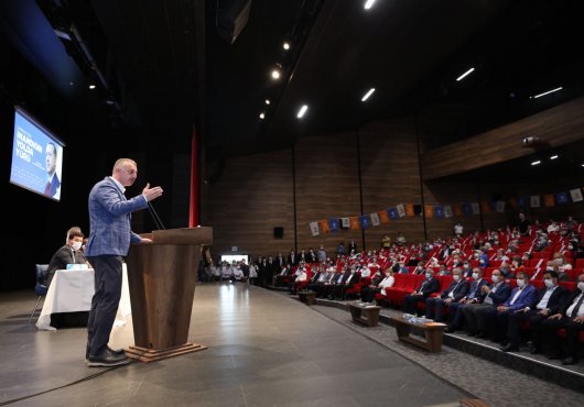 MİLLETİN İRADESİNİN ARKASINDA DURAN ŞAPKASINI ALIP GİTMEYEN BİR CUMHURBAŞKANIMIZ VAR