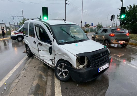 Kocaeli'de ticari taksi ile hafif ticari araç çarpıştı: 4 yaralı