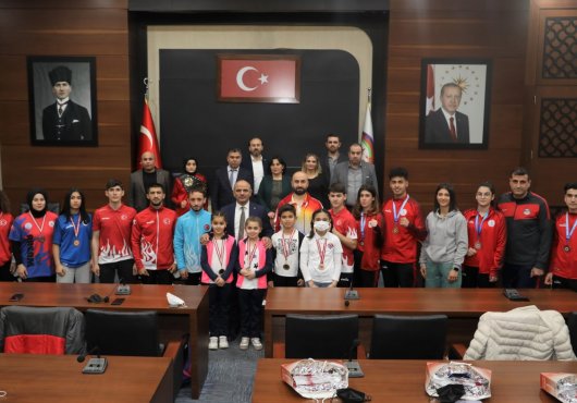 KÖRFEZ'İN ŞAMPİYONLARINDAN BAŞKAN SÖĞÜT'E ZİYARET