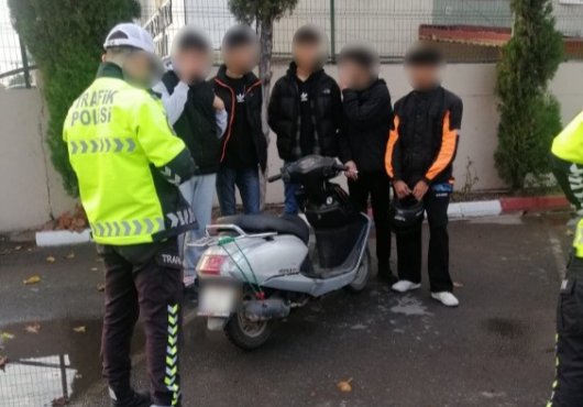 Bir motosiklete 5 kişi binmişlerdi!