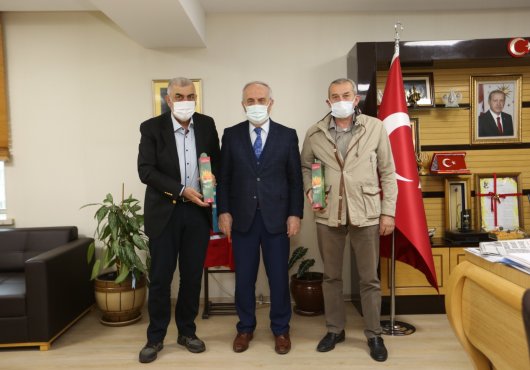 BAŞKAN AYGÜN'DEN KONUKLARINA ASpir yağı