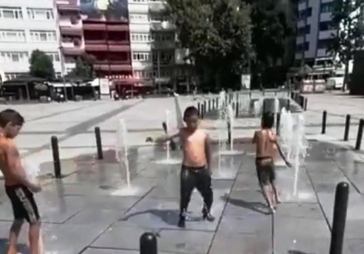 Bunaltan sıcakta böyle serinlediler!