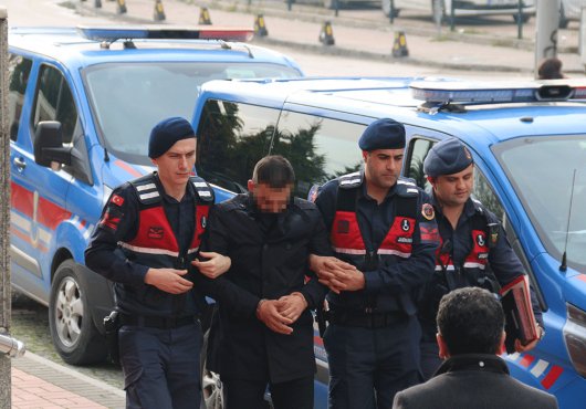 Sevgilisinin kapısına silah ve bıçakla dayandı, serbest kaldı