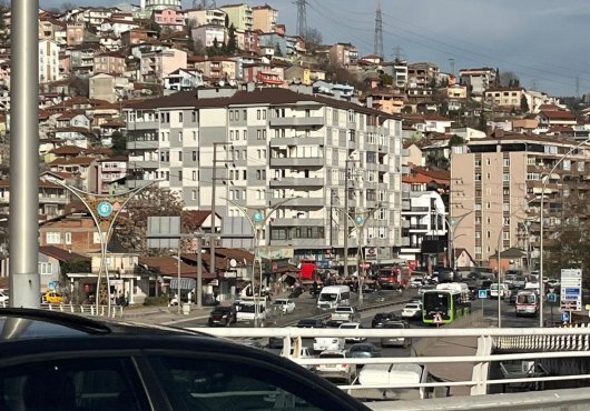 Tır dükkana girdi! İki kişi yaralandı