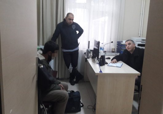 CAMİ AVLUSUNDAN ALINIP BARINMA MERKEZİNE GÖTÜRÜLDÜ