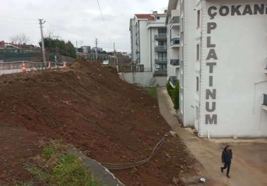 İstinat duvarı çöktü! 13 hane donuyor
