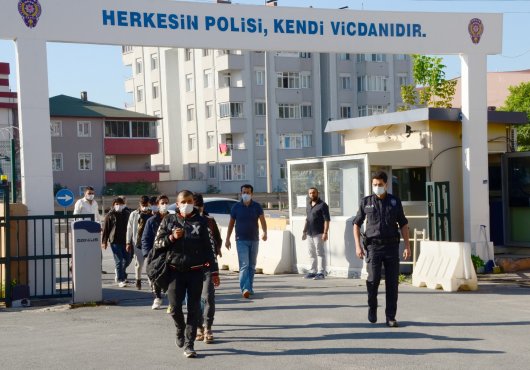KAÇAK GÖÇMENLER UYGULAMAYA TAKILDI