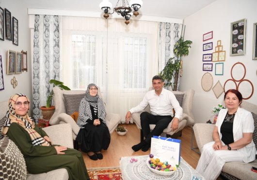 BAŞKAN KOCAMAN’DAN İNCİSER TEYZEYE ZİYARET     İNCİSER NİNE GENÇLERE EN GÜZEL ÖRNEK