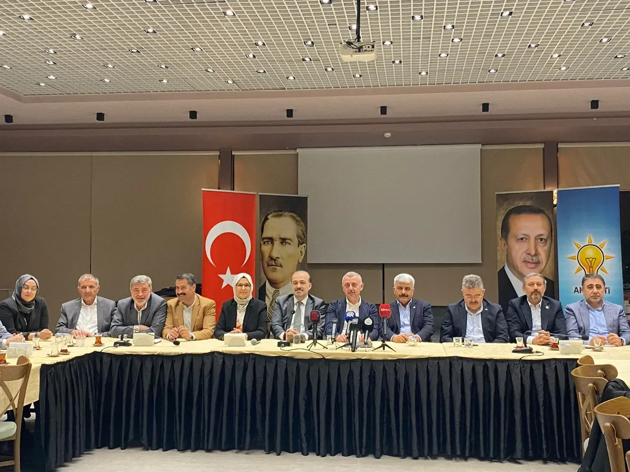 Tahir Büyükakın: O ilçelerin kaybedilmesi çok normal!