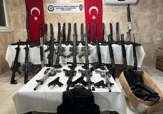 Yürüyen cephanelik durduruldu!  Panelvan araçtan, adeta silah fışkırdı