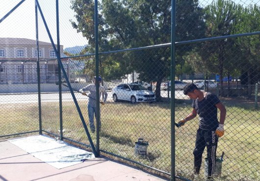 GÖLCÜK BELEDİYESİ OYUN SAHALARININ BAKIM VE ONARIMINI YAPIYOR