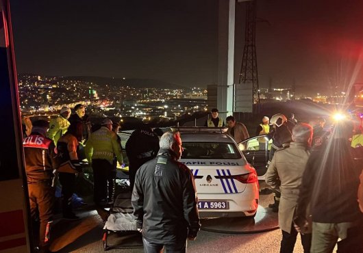 Kontrolden çıkan polis otosu bariyere çarptı! 2 polis yaralandı