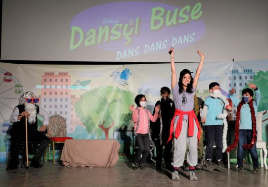 Körfezli çocuklar ‘Dansçı Buse’yle eğlendi