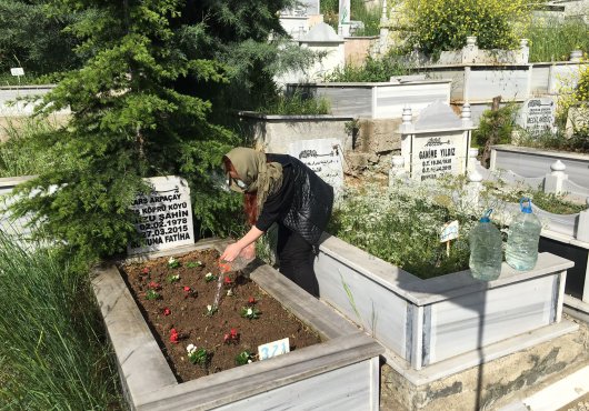 BAŞKAN ÖZEL İZİN ÇIKARDI ANNESİNİN MEZARINI ZİYARET ETTİ