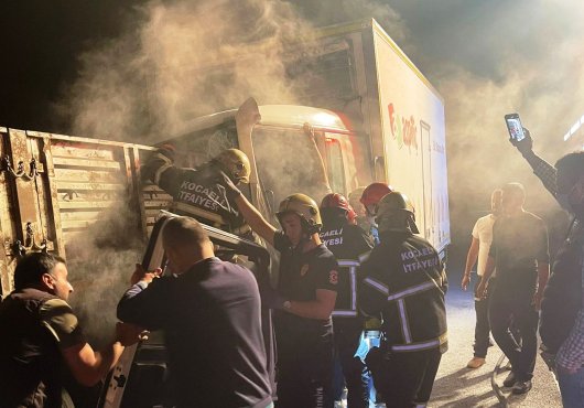 TIR'A ARKADAN ÇARPAN  KAMYON ŞOFORÜ ARACINDA SIKIŞTI