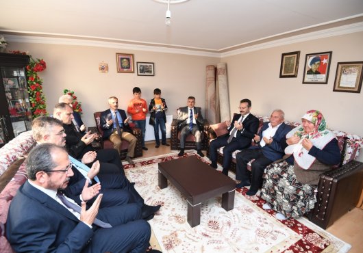 Vali Aksoy'dan şehit ailesine ziyaret