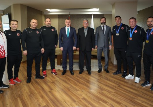 Başkan Büyükakın, veteran güreşçileri tebrik etti