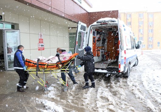 HASTA NAKİL AMBULANSLARI KAR KIŞ DEMEDEN ÇALIŞIYOR