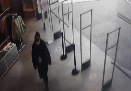 MAĞAZALARA DADANAN HIRSIZLAR KAMERAYA TAKILDI