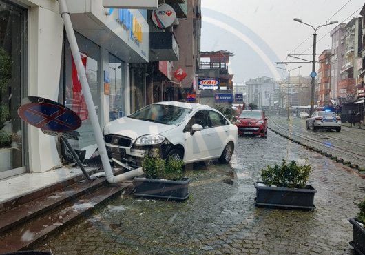 PARK HALİNDEKİ ARACA ÇARPTI ARDINDAN DUVARA GİRDİ