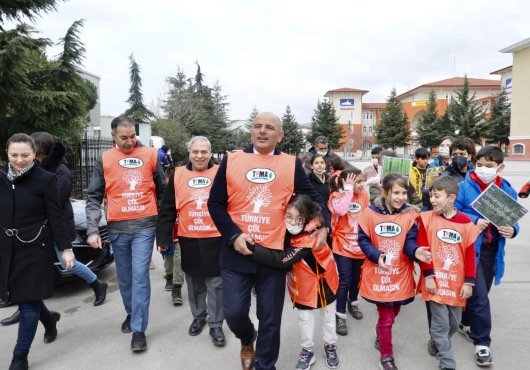 Öğrencilerle birlikte kiraz fidanı dikti