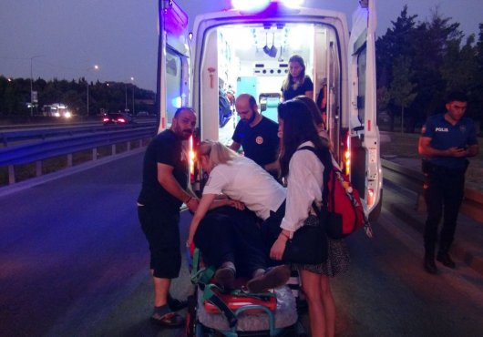 İş makinesi taşıyan tır ile otomobil çarpıştı: 1 yaralı