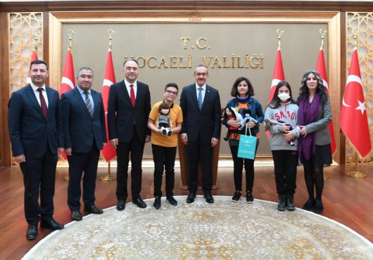 Öğrenciler Ürettikleri Bez Bebekleri Vali Yavuz’a Takdim Ettiler