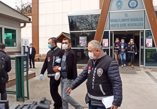 EV ARKADAŞINI ÖLDÜRMÜŞTÜ TUTUKLANDI